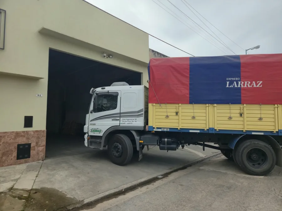 Camión de Larraz entrando al depósito